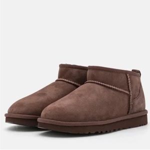 UGG
Classic Ultra Mini suede boots
Size us 9 women’s